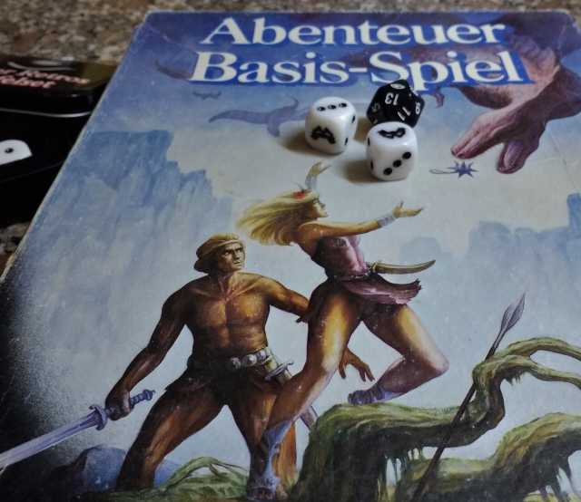 Box originale “Abenteuer Basis-Spiel”, primo regolamento di “Das Schwarze Auge”.